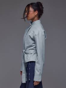 MUSERA Weekdaze 漏斗領桶袖綁帶收腰 PU 皮革夾克，秋冬日常休閒外出酷感外套 - 奶油色 - 查看 3