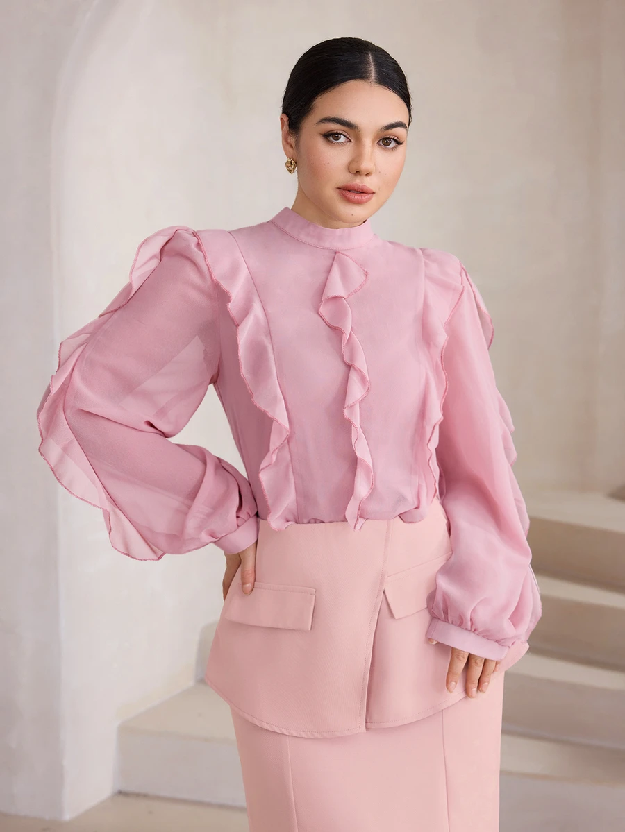 Graceveil Blus sifon tipis berwarna merah muda lembut dengan kerah semi-tinggi, kancing depan, dan lengan lentera berumbai 3D. Blus ini terbuat dari bahan yang sedikit transparan. - Berwarna merah muda - View 1