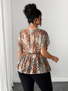 SHEIN LUNE CURVE Blus Chiffon Motif Leopard Tie-Dye Vintage Prancis Ukuran Plus, Lengan Kelelawar, Pinggang Berkerut, Hem Bergelombang, Kemeja Chiffon Bertekstur yang Melangsingkan dan Menonjol untuk Musim Semi dan Musim Panas, untuk Perjalanan dan Kencan - Biru - View 4