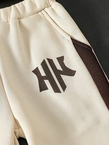SHEIN 青少年男孩 2 件套運動休閒套裝，大學字母 Logo 對比側條紋連帽衛衣與米色慢跑長褲套裝 - 卡其色 - 查看 4