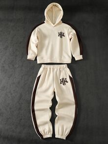 SHEIN 青少年男孩 2 件套運動休閒套裝，大學字母 Logo 對比側條紋連帽衛衣與米色慢跑長褲套裝 - 卡其色 - 查看 3