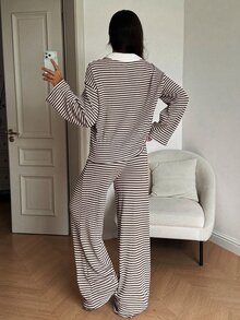 SHEIN Tall Setelan Kasual 2 Potong Wanita: Kaos Lengan Panjang Berkerah Garis-Garis dan Celana Panjang dengan Model Bahu Longgar - Coklat - View 2