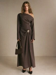 Poéselle 女款棕色條紋不對稱露肩長袖抓皺金屬胸針優雅洋裝 - 棕色 - 查看 6