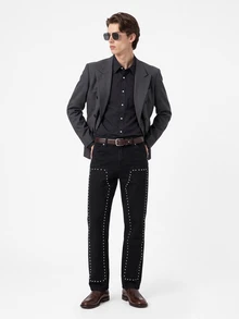 Manfinity Homme 春夏休闲街头风格黑色直筒铆钉及膝牛仔裤 - 黑色 - 查看 4