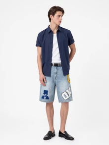 Manfinity EMRG Pantalones cortos de mezclilla con lavado claro, desgastados y con letras de felpa para hombres, vacaciones - Azul - Ver 3