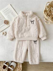 SHEIN Playful Pals 2件組女嬰幼兒可愛奶油色壓紋愛心蝴蝶結半拉鍊毛絨長袖立領加厚休閒運動衫褲套裝，適合冬季與秋季節日穿著 - 白色 - 查看 2