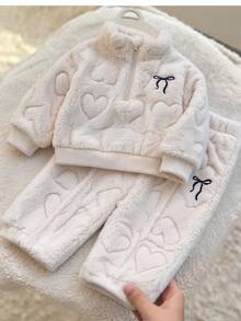 SHEIN Playful Pals 2件組女嬰幼兒可愛奶油色壓紋愛心蝴蝶結半拉鍊毛絨長袖立領加厚休閒運動衫褲套裝，適合冬季與秋季節日穿著 - 白色 - 查看 10