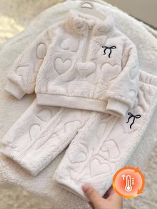SHEIN Playful Pals 2件組女嬰幼兒可愛奶油色壓紋愛心蝴蝶結半拉鍊毛絨長袖立領加厚休閒運動衫褲套裝，適合冬季與秋季節日穿著 - 白色 - 查看 1