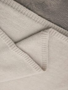 MaterniWear Gaun Rajut Hamil Elegan dengan Hiasan Bunga 3D, Leher Bulat, dan Lengan Panjang - Sempurna untuk Bekerja atau Bepergian. Musim Dingin - Krem - View 10