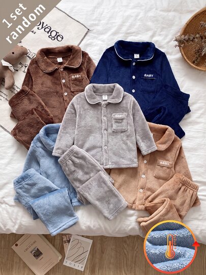 SHEIN 4 Sets Enviados Aleatoriamente 1 Set Otoño/Invierno Conjunto de Franela Doble Cara para Bebé Niño Ropa de Casa Suave Felpa Marrón Café Caqui Azul Gris Azul Cuello Alto Cárdigan Manga Larga Top Bolsillo Bordado BABY Suelto Cómodo Pantalones Largos Conjunto de 2 Piezas Estilo Invierno