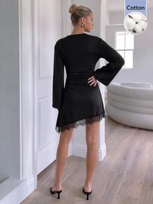 Lavishia 女款優雅性感圓領喇叭袖不對稱下擺蕾絲拼接收腰長袖迷你洋裝，黑色秋季夜店雞尾酒會穿搭 - 黑色 - 查看 3