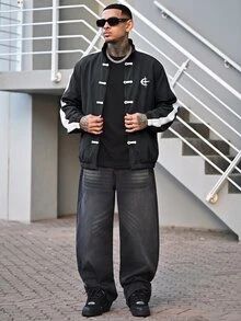 Devon Thys 男款對比圖案印花拉鍊立領長袖足球夾克外套 - 黑色 - 查看 1