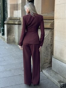 Aloruh Setelan Jas dan Celana Lengan Panjang Wanita Elegan dengan Gesper Logam - Burgundy - View 2