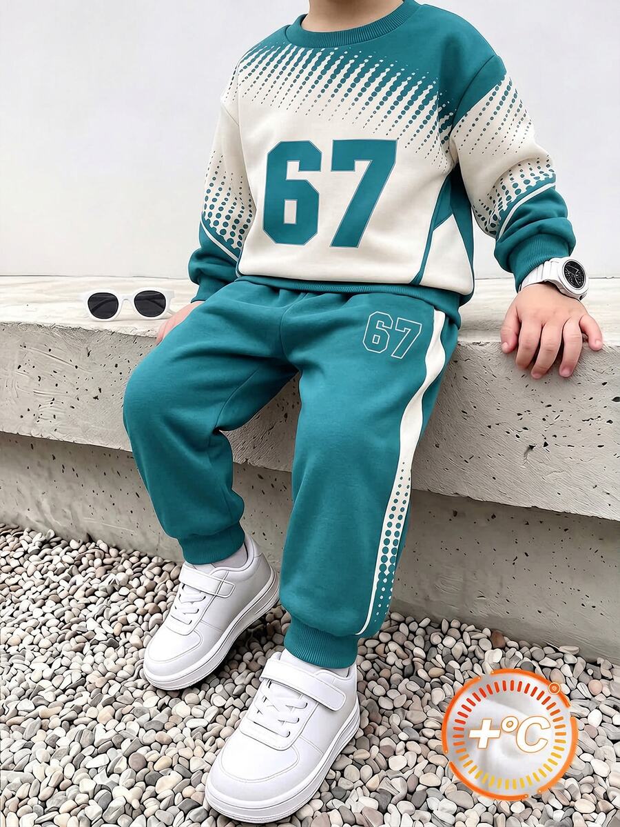 小男孩運動衫套裝,2件套,白色與綠色漸層圓點印花,正面大號數字「67」,羅紋圓領與袖口,搭配側邊白色條紋+圓點裝飾的錐形長褲,褲子上有小號數字「67」 - 彩色 - 查看 1