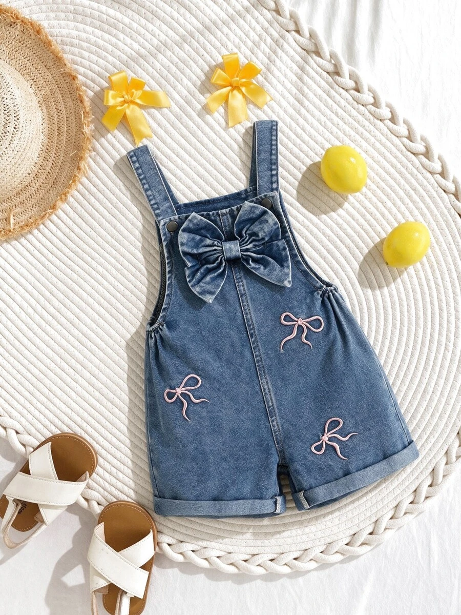 SHEIN Gaun Terusan Denim untuk Balita Perempuan, Biru, Siluet A-Line Manis untuk Kembali ke Sekolah, Dekorasi Pita 3D & Desain Bordir Merah Muda, Lembut dan Modis untuk Musim Semi/Panas