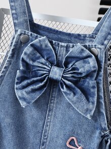 SHEIN Gaun Terusan Denim untuk Balita Perempuan, Biru, Siluet A-Line Manis untuk Kembali ke Sekolah, Dekorasi Pita 3D & Desain Bordir Merah Muda, Lembut dan Modis untuk Musim Semi/Panas - Medium Wash - View 8