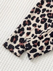 SHEIN 女嬰字母櫻桃圖案長袖秋季衛衣搭配豹紋打底褲休閒日常套裝 - 棕色 - 查看 7
