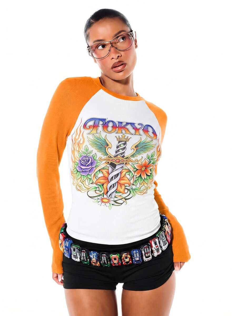 SUMWON Atasan Lengan Panjang Raglan Motif Grafis Tokyo, Atasan Leher Bulat Blok Warna, Pas Badan dengan Seni Tato Bunga Gaya Festival - Jeruk - View 1