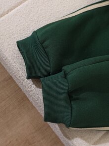 SHEIN Genkimix Kids 男童美式復古套裝 前面復古 NEW YORK 字母數字印花圖案 對比色門襟 藍色鈕扣 袖側飾帶 生日 秋季 - 綠色 - 查看 12