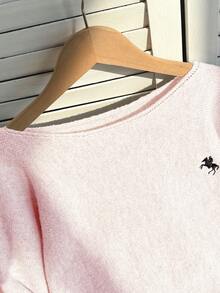SHEIN 1件女款時尚露肩寬鬆慵懶風黑色馬刺繡圖案灰色蝙蝠袖短版套頭毛衣，常規厚度，整齊下擺，緊口袖口 - 淺粉色 - 查看 6