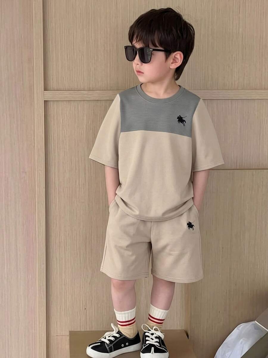 SHEIN Little Byeori 儿童男童休闲运动撞色拼接短袖圆领T恤短裤套装,运动服,卡其色T恤套装,Y2K风格套装,适合春夏穿着,适合外出、情人节、约会、旅行、度假、家庭聚会、返校、婚礼、正式场合、运动、生日派对等场合。 - 黑色 - 查看 1