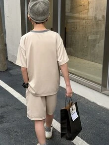SHEIN Little Byeori 儿童男童休闲运动撞色拼接短袖圆领T恤短裤套装，运动服，卡其色T恤套装，Y2K风格套装，适合春夏穿着，适合外出、情人节、约会、旅行、度假、家庭聚会、返校、婚礼、正式场合、运动、生日派对等场合。 - 黑色 - 查看 5