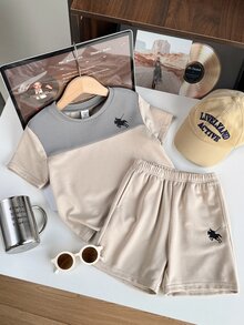 SHEIN Little Byeori 儿童男童休闲运动撞色拼接短袖圆领T恤短裤套装，运动服，卡其色T恤套装，Y2K风格套装，适合春夏穿着，适合外出、情人节、约会、旅行、度假、家庭聚会、返校、婚礼、正式场合、运动、生日派对等场合。 - 黑色 - 查看 4