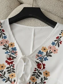 Franclia 女士V领短袖衬衫，正面数码印花设计，做旧前片，纯色，蝴蝶结装饰，休闲宽松度假风 - 彩色 - 查看 4