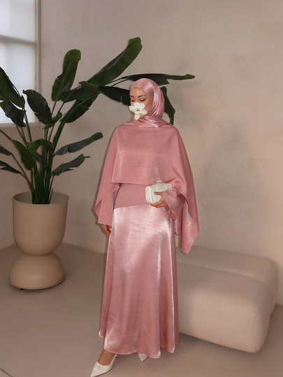 Yasmyna فستان سهرة خفيف أنيق وراقي للنساء، من الساتان بتصميم رقعات وردية، بياقة دائرية وأكمام طويلة وتنورة كاملة مع شال، على الطراز العربي