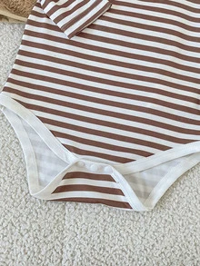 SHEIN Playful Pals 4件組新生兒男嬰外套連身褲長褲套裝，可愛甜美棕色鐵鏽色毛茸茸小熊條紋長袖連帽加厚冬季秋季聖誕毛絨裝 - 棕色 - 查看 9
