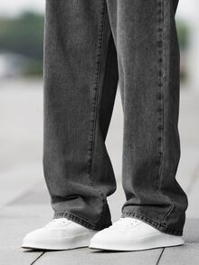 SHEIN 适合青少年男孩的时尚休闲复古宽松舒适基础款简约牛仔裤，柔软舒适，适合日常穿着，也适合春夏参加锐舞派对和海滩活动。 - 深灰色 - 查看 3