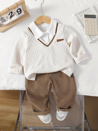 SHEIN Playful Pals Ensemble 2 pièces pour bébé garçon, style collégial rétro coréen multicolore, Top polo à manches longues en tricot jacquard argyle et pantalon droit en velours côtelé couleur café, avec patch lettre sur la poitrine, adapté pour les sorties décontractées, quotidiennes, l'automne, la rentrée scolaire, les fêtes d'anniversaire, les activités artistiques sur le campus