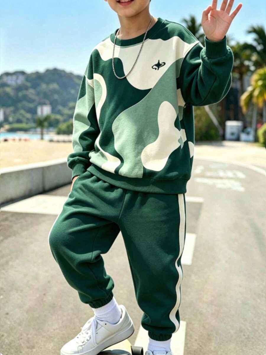 2件組青少年男孩休閒時尚舒適運動衫套裝,綠色與米色拼接數位印花長袖上衣,秋冬穿搭,青少年男孩綠色與米色圓領運動衫與綠色運動長褲套裝 - 彩色 - 查看 1