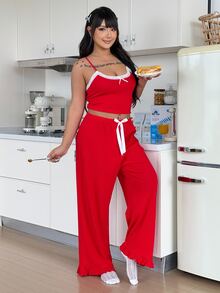 ZzzCrew Damset i plus size med camisole och byxor i mjuk ribbstickad bomull, röd julstämning, med spetskant, rosett och volang, bekväma loungewear för helgen - Röd - Visa 6