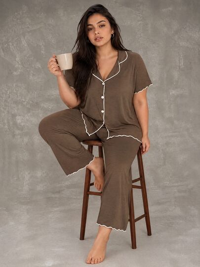 Esseday Conjunto de Pijama Casual Solto com Gola Virada para Baixo, Manga Curta, Aberto na Frente, em Tecido de Chiffon Floral Leve e Macio com Babados, Plus Size para Mulheres na Cor Marrom