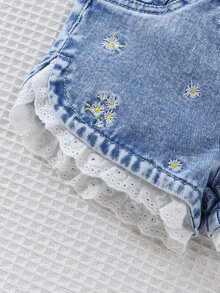 SHEIN Playful Pals 1件女婴休闲牛仔短裤，浅蓝色水洗，饰有雏菊刺绣、蕾丝边饰和松紧腰带，适合日常穿着、公园、家庭聚会、幼儿园等场合。 - 淺色水洗藍 - 查看 7