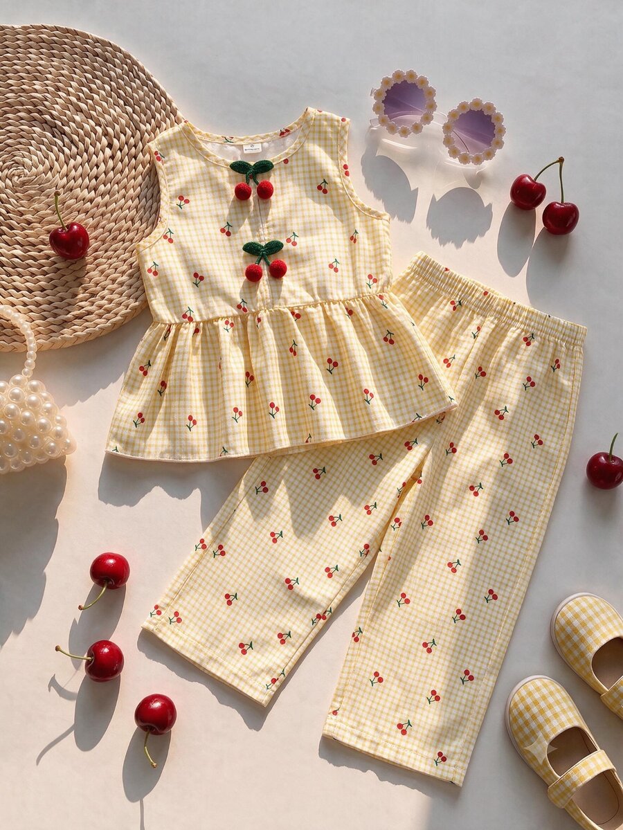 SHEIN Vintaside Kids 女童两件套：无袖格纹樱桃印花上衣，饰有3D樱桃图案，搭配宽松阔腿裤，适合休闲、海滩、度假穿着，夏季皆宜。
