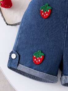 SHEIN Playful Pals 2件組女嬰藍色牛仔吊帶短褲套裝 夏季可愛度假風 素色紅色羅紋T恤&草莓裝飾捲邊牛仔褲套裝 鬆緊腰 - 紅色 - 查看 5