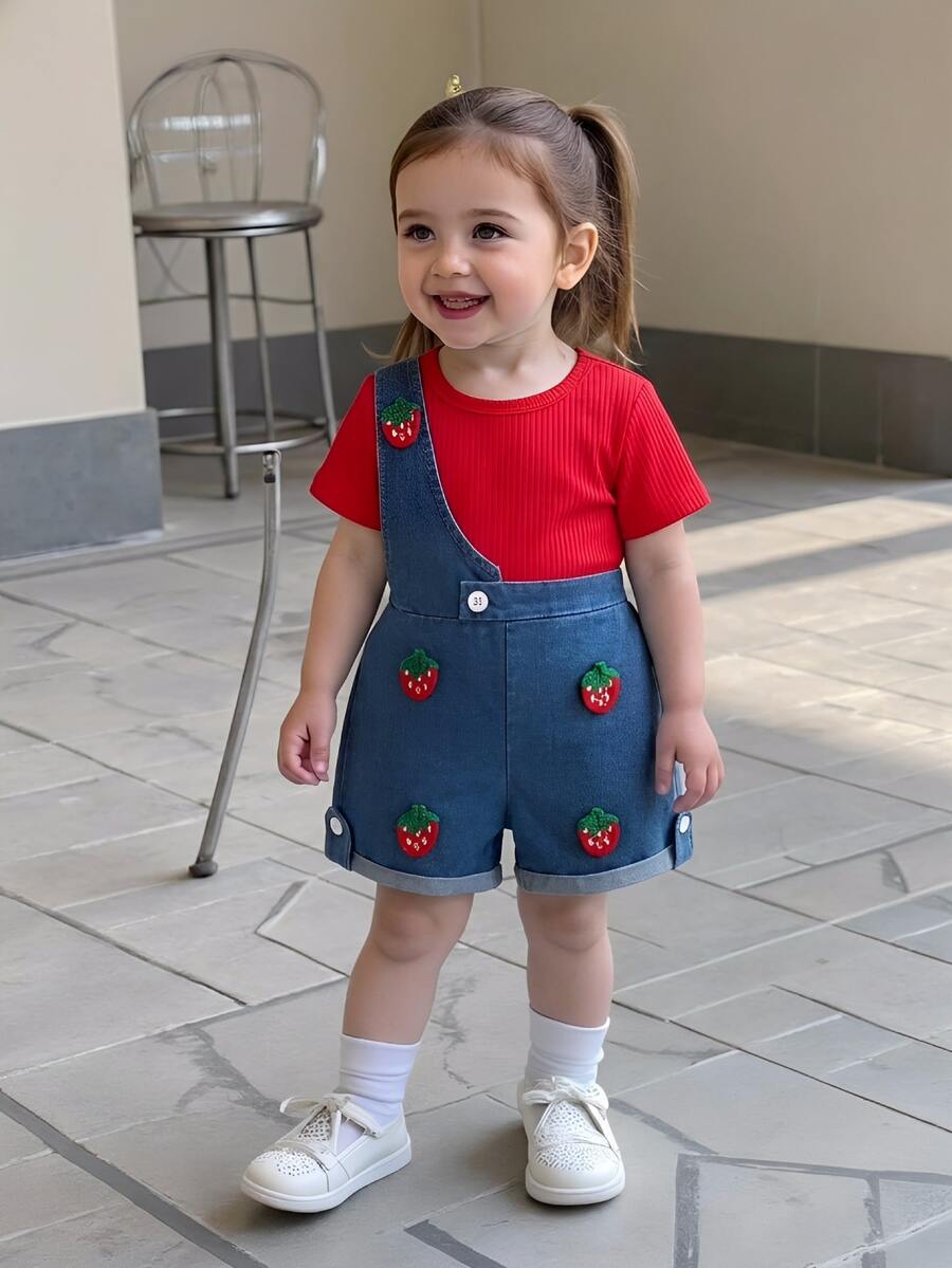SHEIN Playful Pals 2件組女嬰藍色牛仔吊帶短褲套裝 夏季可愛度假風 素色紅色羅紋T恤&草莓裝飾捲邊牛仔褲套裝 鬆緊腰
