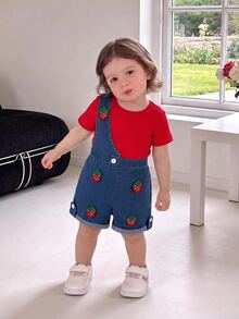 SHEIN Playful Pals 2件組女嬰藍色牛仔吊帶短褲套裝 夏季可愛度假風 素色紅色羅紋T恤&草莓裝飾捲邊牛仔褲套裝 鬆緊腰 - 紅色 - 查看 11