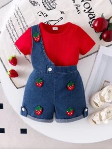 SHEIN Playful Pals 2件組女嬰藍色牛仔吊帶短褲套裝 夏季可愛度假風 素色紅色羅紋T恤&草莓裝飾捲邊牛仔褲套裝 鬆緊腰 - 紅色 - 查看 9