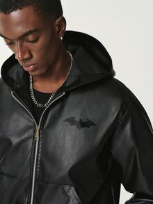 BATMAN X SHEIN STYNVO جاكيت رجالي بقلنسوة من جلد PU بأكمام طويلة وسحاب أمامي بنقشة الخفافيش - الأسود - مشاهدة 4