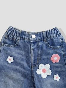 SHEIN ChillGRL 女童牛仔直筒長褲，甜美可愛休閒學院風度假風格日常穿著推薦，水洗中藍色牛仔布，彈性腰頭舒適貼身，寬鬆版型舒適，適合春/秋/冬穿著，可搭配純色T恤或針織衫，適用於日常休閒、校園或家庭出遊場景，風格偏向甜美可愛 - 中等水洗藍 - 查看 5