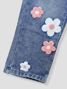 SHEIN ChillGRL 女童牛仔直筒長褲，甜美可愛休閒學院風度假風格日常穿著推薦，水洗中藍色牛仔布，彈性腰頭舒適貼身，寬鬆版型舒適，適合春/秋/冬穿著，可搭配純色T恤或針織衫，適用於日常休閒、校園或家庭出遊場景，風格偏向甜美可愛 - 中等水洗藍 - 查看 7