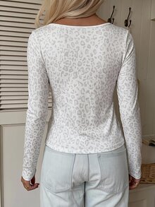 CovetEZ 白色豹紋休閒優雅浪漫女款對比色蕾絲心領長袖T恤，適合週年紀念、日常穿著、度假與夏季穿著。秋季T恤，適合日常通勤、派對、秋冬春夏、聖誕節、新年、感恩節、派對、婚禮、海灘、畢業典禮、優雅、外出、約會、通勤 - 彩色 - 查看 2
