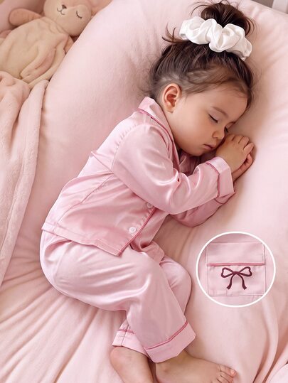 SHEIN Ensemble pyjama d'intérieur 2 pièces pour bébé fille, doux et confortable pour tous les jours, style décontracté élégant et mignon, rose, en satin de fausse soie tissée, avec nœud, imprimé dessin animé, Top à manches longues ouvert devant et pantalon
