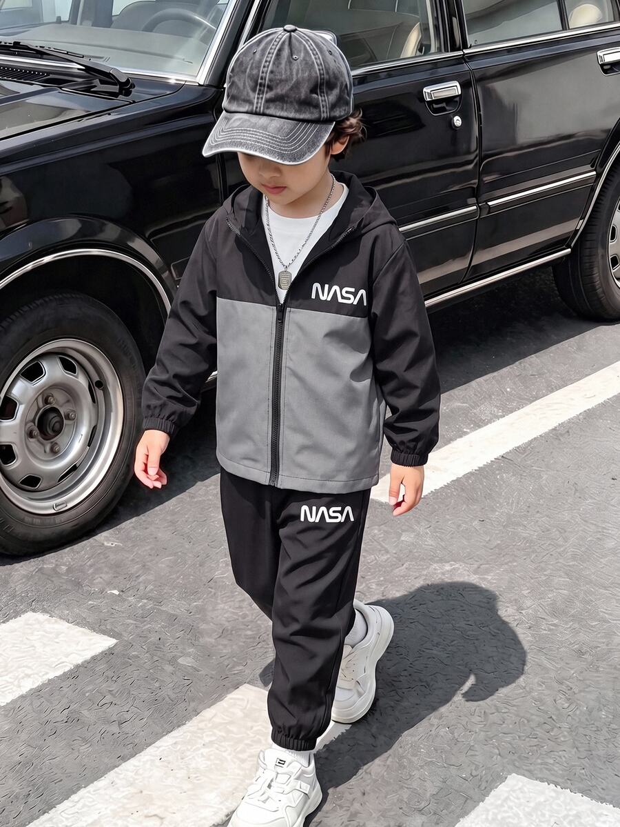 SHEIN 2件組兒童小男孩休閒運動拼色連帽外套與長褲套裝,適合通勤、上學、日常休閒、度假、旅行、運動,秋冬穿著 - 黑色 - 查看 1