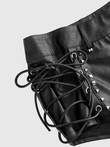 ROMWE Grunge Punk Pantalones cortos de cuero de cintura súper baja con diseño de cordones y remaches de estilo punk - Negro - Ver 5