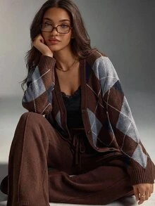 SHEIN بني كلاسيكي مجموعة قطعتين من الكارديجان المحبوك الكبير بنمط الأرجايل والبنطلون واسع الساق - ملابس منزلية أنيقة بطراز الأزياء الراقية - بني - مشاهدة 9