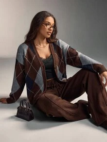 SHEIN بني كلاسيكي مجموعة قطعتين من الكارديجان المحبوك الكبير بنمط الأرجايل والبنطلون واسع الساق - ملابس منزلية أنيقة بطراز الأزياء الراقية - بني - مشاهدة 4